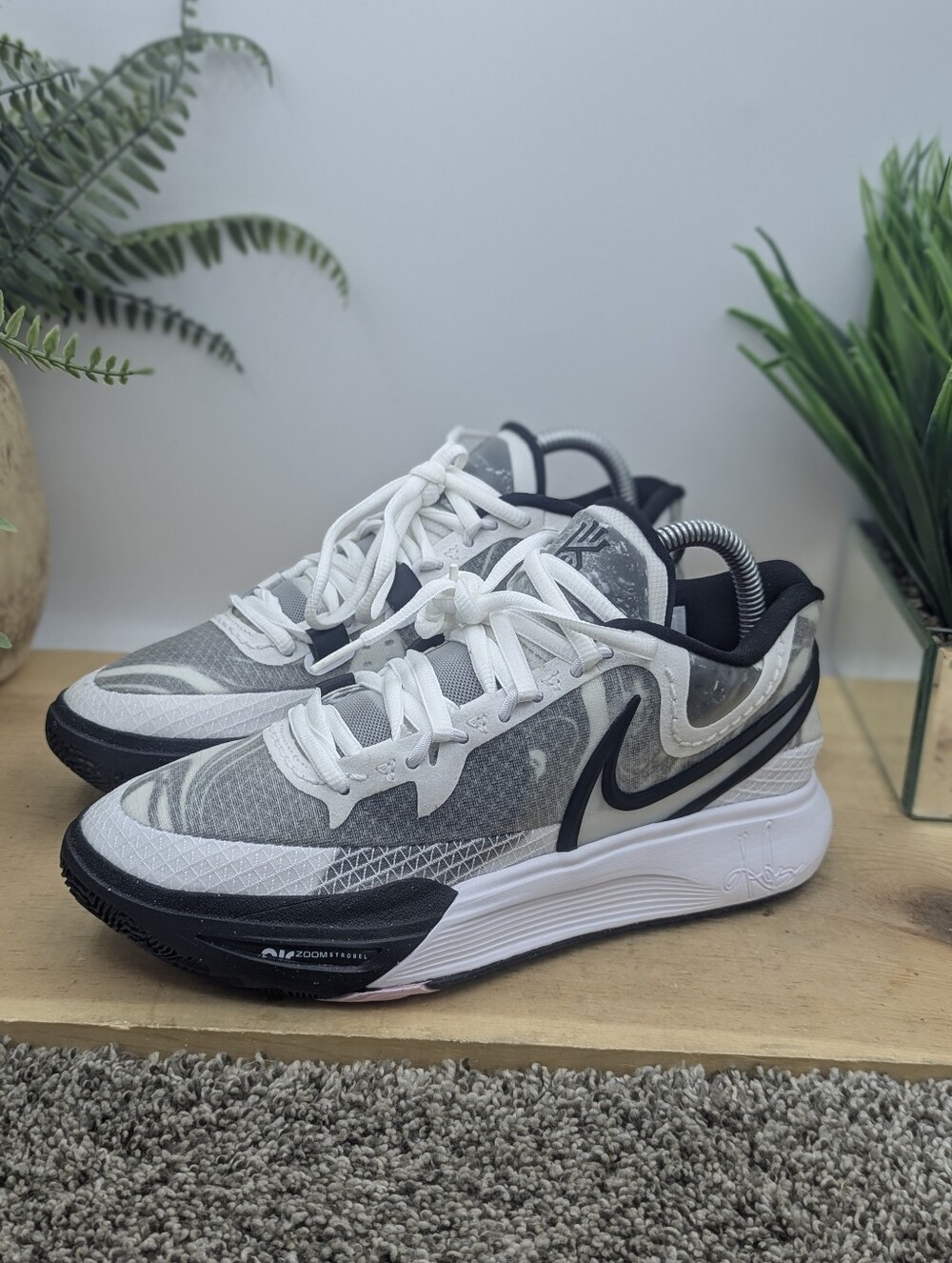 Nike Kyrie 8 White Black Mens/Youth Size 6 Sports Shoes Womens Size 7.5 Sneakers